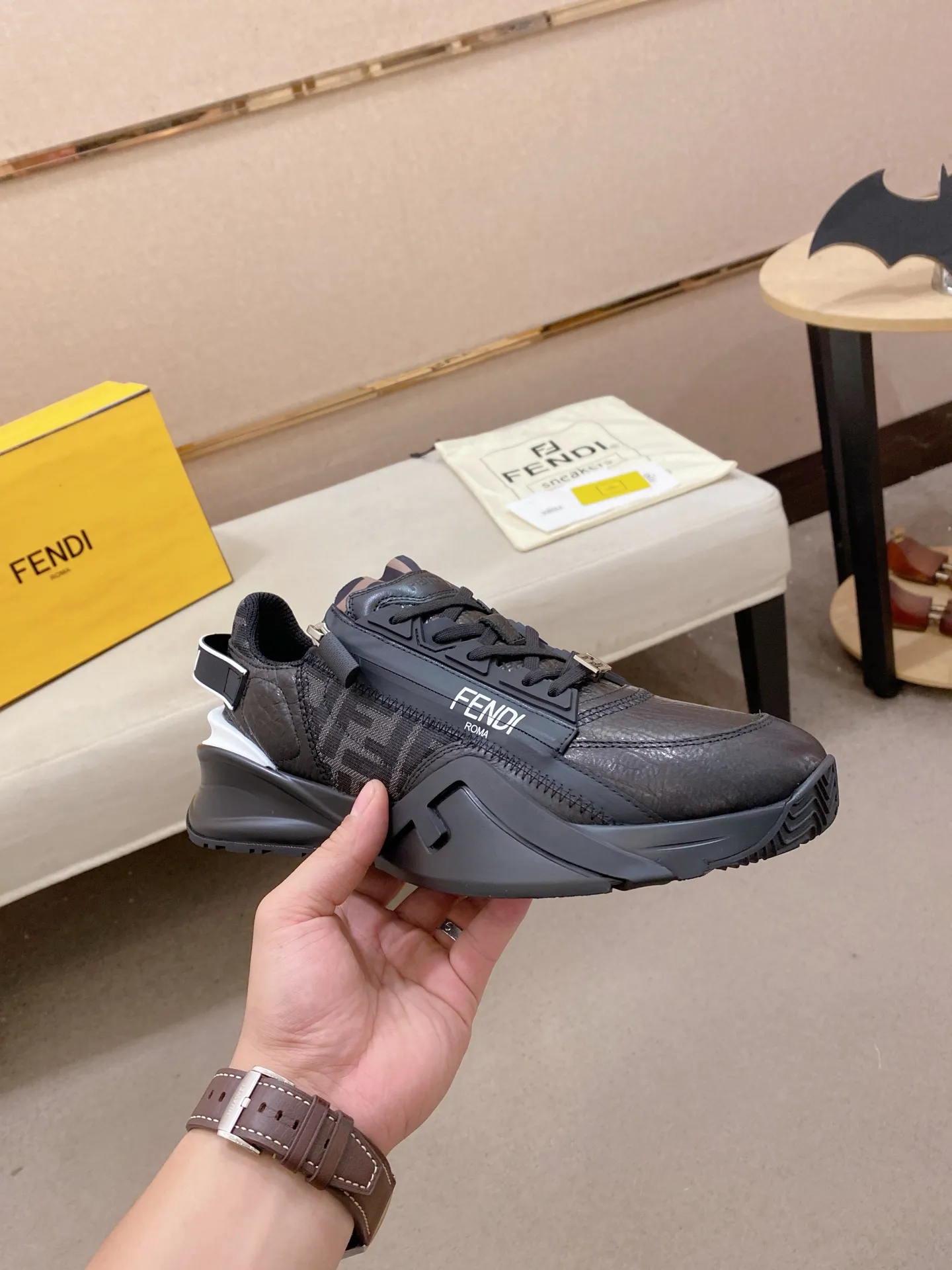 Factory price: 620💰(high version) [Fendi] Fendi’s latest casual shoes for men! Available at counters simultaneously! A one-to-one replica of the original. Made entirely of imported top-grain calfskin, the interior is made of top-grain water-dyed cowhide, and the original factory-supplied rubber outsole. Leading new fashion concepts. Matching code: 38-44 can be customized, 45 is not returnable!